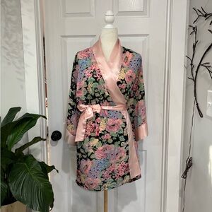 🌹Vintage 80’s🌹Victoria's Secret Floral Robe with Pink Trim